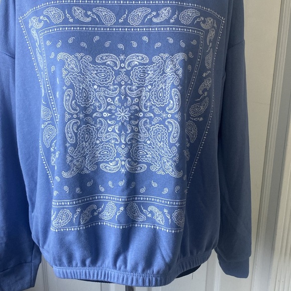 a.n.a. Lightweight Sweatshirt Bandana Print Blue White Elastic Waist Sz XL NWT - Picture 2 of 5